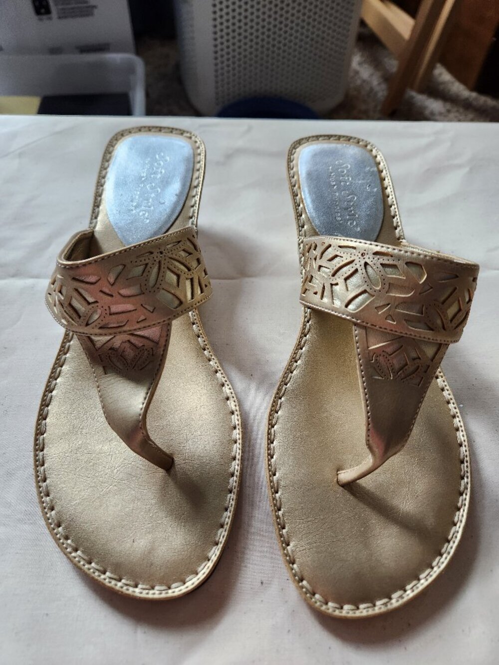 Soft Style by Hush Puppies Gold Thong Sandals Womens 7
